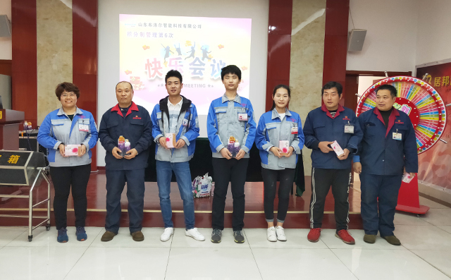 員工領(lǐng)取精美禮品