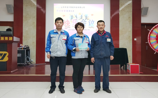 景總監(jiān)為積分前兩名頒發(fā)車輛通行證