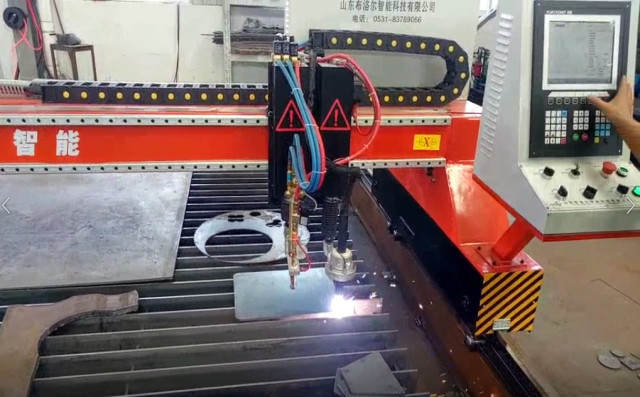 數(shù)控等離子切割現(xiàn)場 數(shù)控等離子切割現(xiàn)場