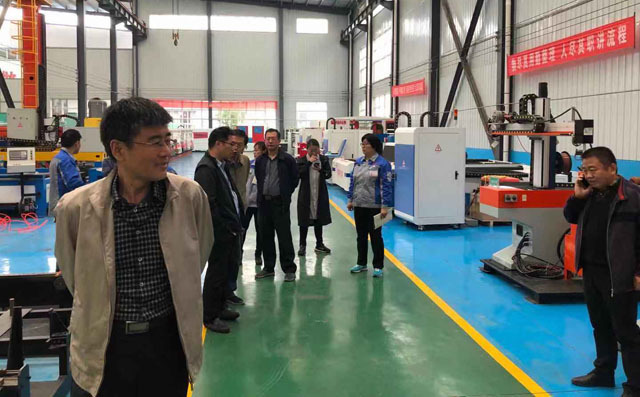 于總一行來(lái)公司考察數(shù)控金屬切割機(jī) 于總一行來(lái)公司考察數(shù)控金屬切割機(jī)