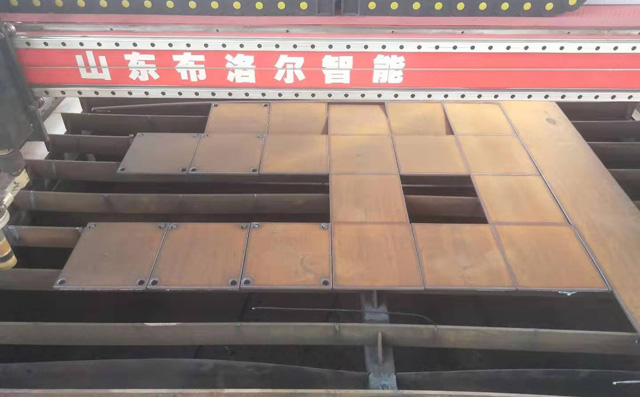 龍門數(shù)控切割機下料中.jpg 龍門數(shù)控切割機下料中