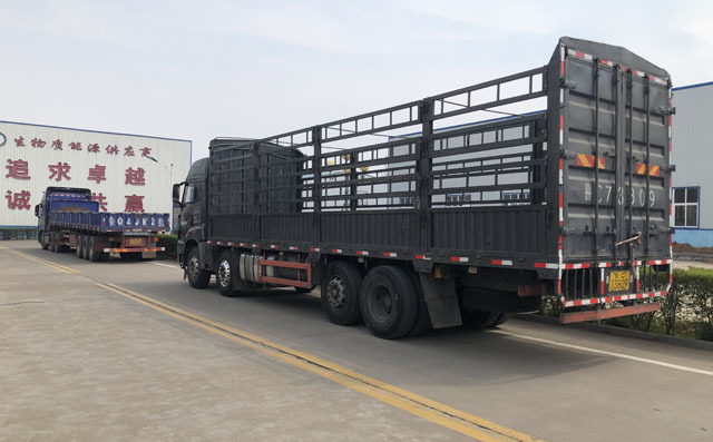 等待裝數(shù)控切割機(jī)的車輛 等待裝數(shù)控切割機(jī)的車輛