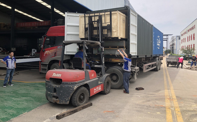 布洛爾激光雕刻機(jī)設(shè)備發(fā)往英國(guó) 布洛爾激光雕刻機(jī)設(shè)備發(fā)往英國(guó)