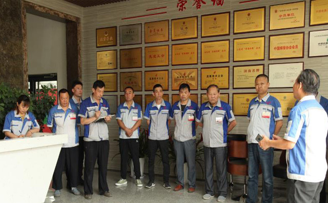 董事長(zhǎng)景奉國(guó)帶領(lǐng)相關(guān)部門(mén)責(zé)任人進(jìn)行安全衛(wèi)生檢查 董事長(zhǎng)景奉國(guó)帶領(lǐng)相關(guān)部門(mén)責(zé)任人進(jìn)行安全衛(wèi)生檢查