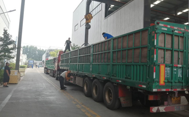 在布洛爾廠區(qū)等待裝貨龍門切割機(jī)的車輛 在布洛爾廠區(qū)等待裝貨龍門切割機(jī)的車輛