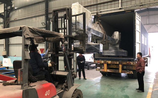 數(shù)控切割機裝貨中 數(shù)控切割機裝貨中