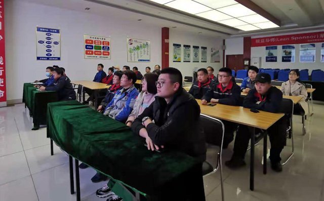 布洛爾員工專注聽講，不錯(cuò)過任何一個(gè)細(xì)節(jié)