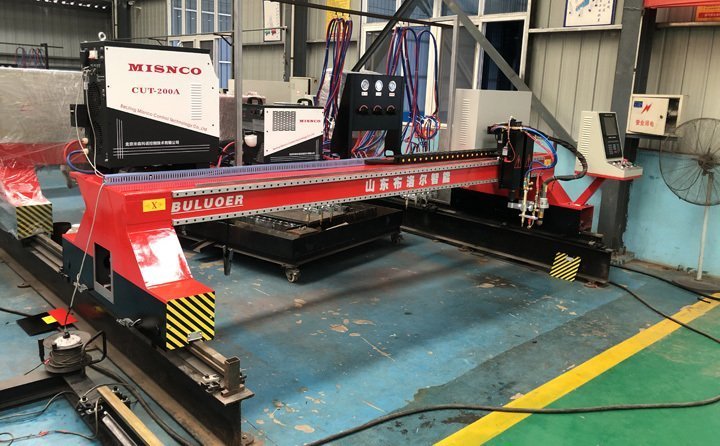 龍門(mén)式切割機(jī)，可搭載多種割炬