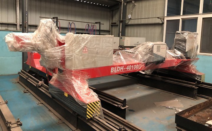 龍門式切割機(jī)進(jìn)行外部包裝，準(zhǔn)備發(fā)貨