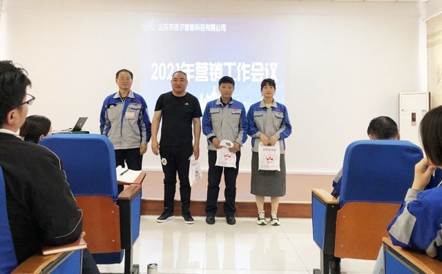 楊建剛總經(jīng)理為銷售精英進(jìn)行頒獎并合影留念。