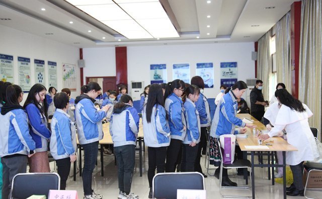 布洛爾女工排隊(duì)等待量血壓，測(cè)血糖過(guò)程中