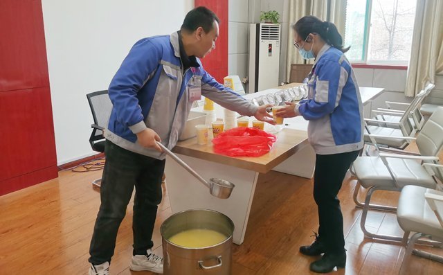 布洛爾公司為女工們準(zhǔn)備了豐富營(yíng)養(yǎng)的早餐