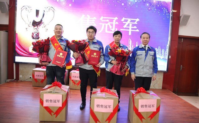 景奉國董事長為各項目部冠軍頒獎 景奉國董事長為各項目部冠軍頒獎