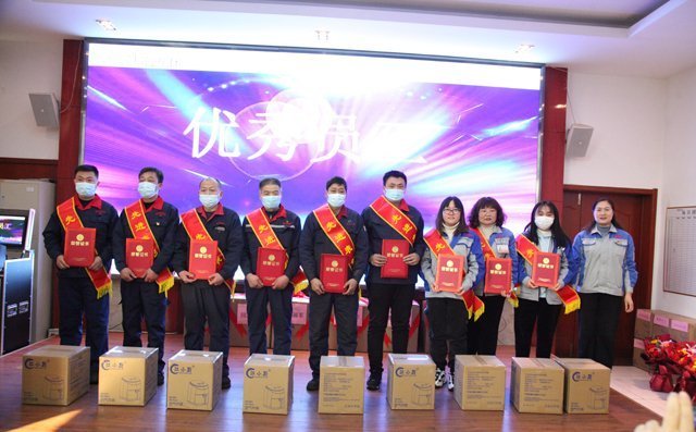 集團財務(wù)總監(jiān)劉清花女士為“優(yōu)秀員工”頒發(fā)榮譽證書以及物品獎勵 集團財務(wù)總監(jiān)劉清花女士為“優(yōu)秀員工”頒發(fā)榮譽證書以及物品獎勵