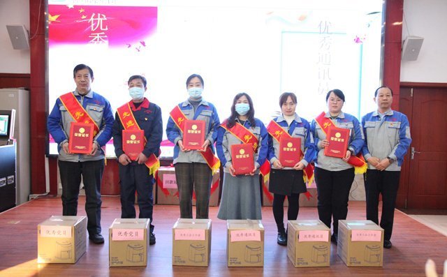 黨支部書記景奉全先生為“優(yōu)秀黨員”及“優(yōu)秀工會工作者”等頒獎 黨支部書記景奉全先生為“優(yōu)秀黨員”及“優(yōu)秀工會工作者”等頒獎