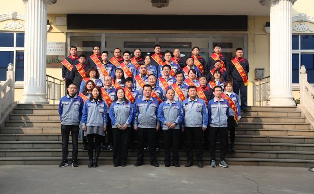 優(yōu)秀員工合影留念 優(yōu)秀員工合影留念